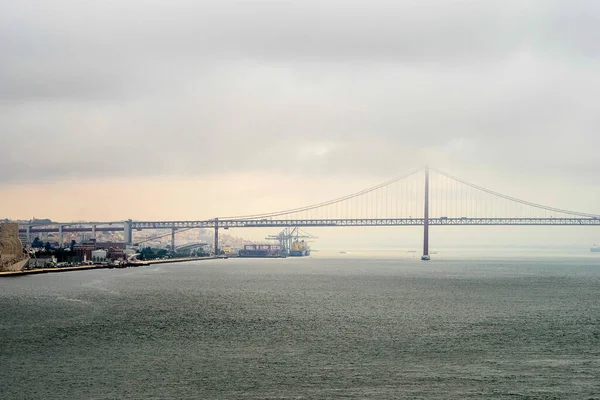 ポルトガル リスボン市 吊り橋 — ストック写真