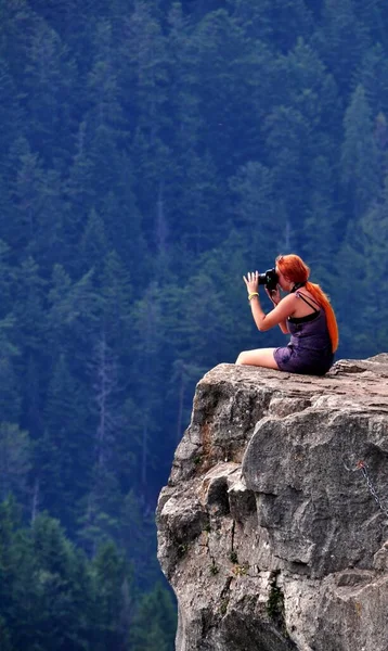 Νεαρή Γυναίκα Κάθεται Μια Πέτρα Και Κοιτάζοντας Την Κάμερα — Φωτογραφία Αρχείου