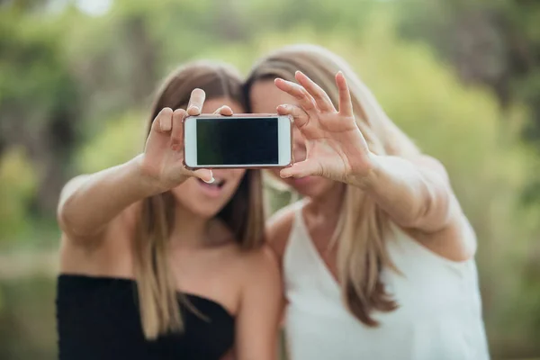 Ung Vakker Kvinne Datteren Tar Selfie Med Smarttelefon Parken – stockfoto