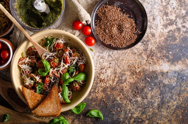 Ekologisk Sallad Med Basilika Pesto Och Nötter Toppad Med Ost — Stockfoto