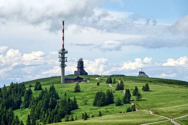 フリードリヒ ルイーズ塔と新しいフェルドバーグ塔の気象レーダーシステムとフェルドバーグ首脳会談 — ストック写真