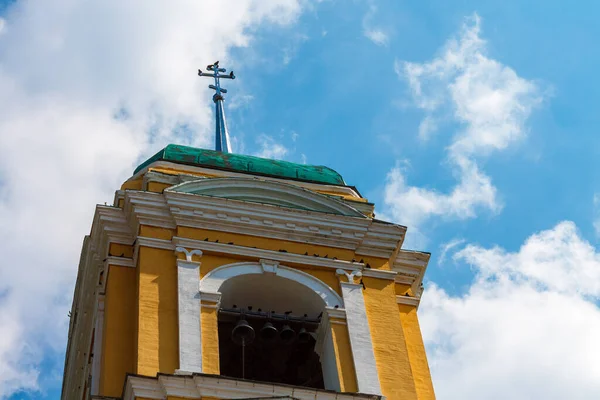 Sárga Ortodox Keresztény Templom Zöld Kupolával Kék Eget Fehér Felhők — Stock Fotó