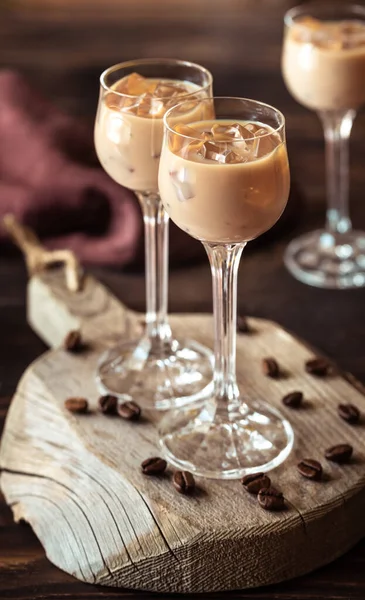 Cóctel Con Helado Caramelo Sobre Fondo Madera — Foto de Stock