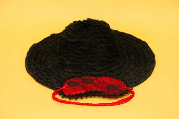 Sombrero Textil Negro Retro Con Máscara Ocular Sexy Roja Sobre —  Fotos de Stock