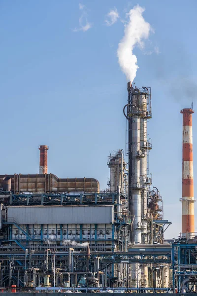 Petrochemická Továrna Ropu Skladováním Plynu Strukturou Potrubí Kouřem Komína Kawasaki — Stock fotografie
