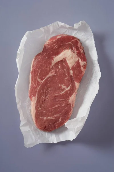 Porción Carne Res Gruesa Fresca Del Carnicero Acostada Sobre Trozo — Foto de Stock