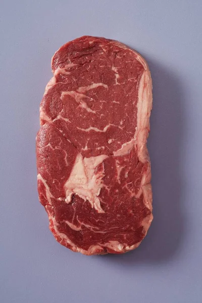 Mavi Gri Üzerinde Kalın Sulu Çiğ Pirzola Bifteği Tepeden Bakıldığında — Stok fotoğraf