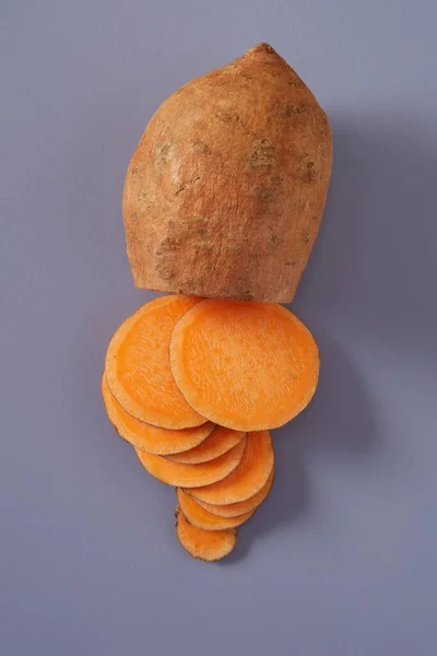 Durch Rohe Frische Süßkartoffeln Oder Süßkartoffeln Geschnitten Zeigt Das Leuchtend — Stockfoto