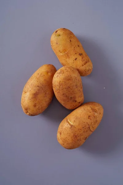 Сира Картопля Білому Тлі — стокове фото