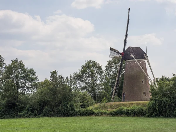 乡村的旧木制风车 — 图库照片