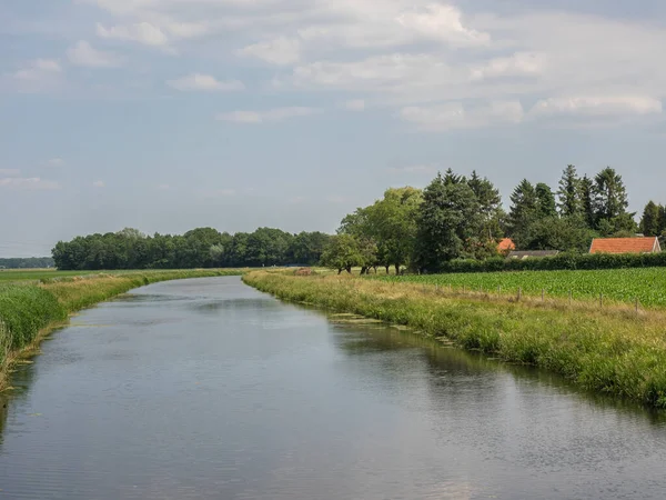 Fluss Und Grünes Gras Auf Dem Land — Stockfoto