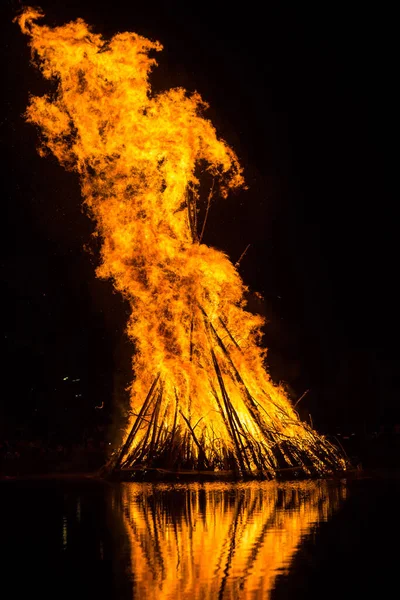 Flammen Auf Schwarzem Hintergrund — Stockfoto