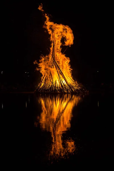 Plameny Ohně Pláži — Stock fotografie