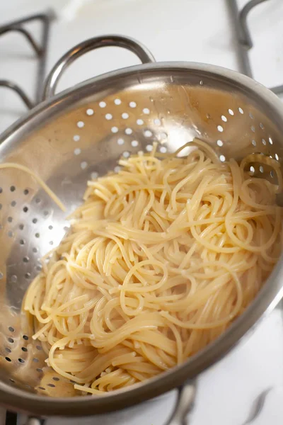 Elvezetését Meleg Főtt Spagetti Tésztával Egy Kolander — Stock Fotó