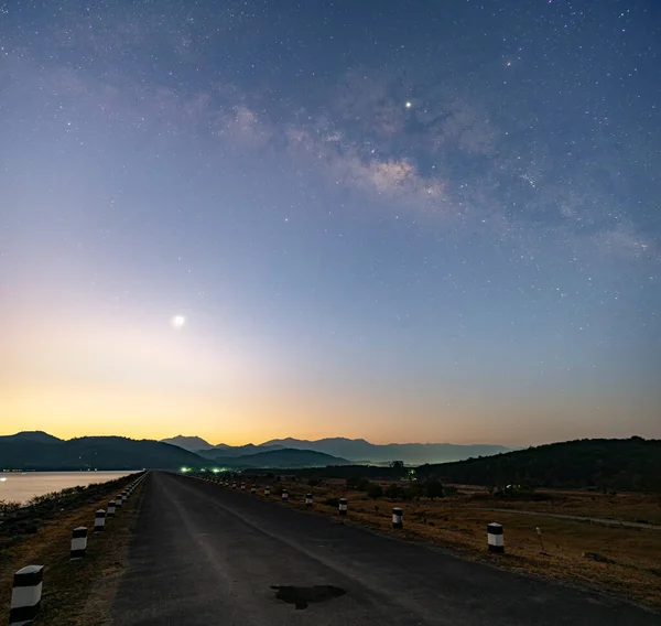 Alacakaranlık Sabahı Güneş Doğmadan Önce Barajın Üzerinde Düz Bir Yol — Stok fotoğraf
