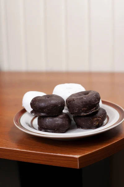 Beignets Poudre Chocolat Empilés Sur Une Assiette Service — Photo