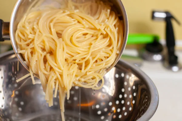 Vorbereitung Zum Abtropfen Gekochter Spaghetti Einer Spüle — Stockfoto