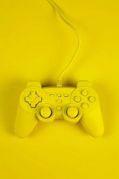 Pengontrol Permainan Video Yang Dicat Kuning Dengan Latar Belakang Merah — Stok Foto