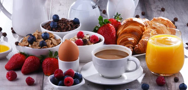 Frühstück Mit Kaffee Orangensaft Croissants Müsli Und Obst Ausgewogene Ernährung — Stockfoto