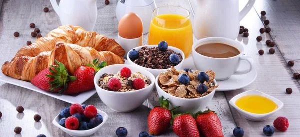 Desayuno Servido Con Café Zumo Naranja Croissants Huevo Cereales Frutas — Foto de Stock