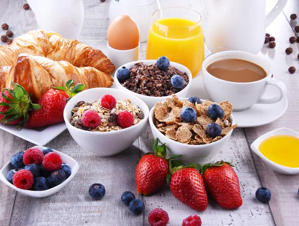 Desayuno Servido Con Café Zumo Naranja Croissants Huevo Cereales Frutas — Foto de Stock