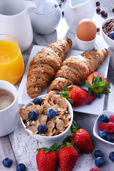 Desayuno Servido Con Café Zumo Naranja Croissants Huevo Cereales Frutas — Foto de Stock