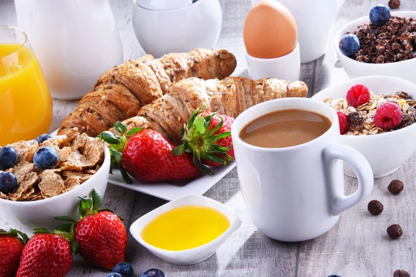 朝食はコーヒー オレンジジュース クロワッサン シリアル 果物で提供されます バランスの取れた食事 — ストック写真