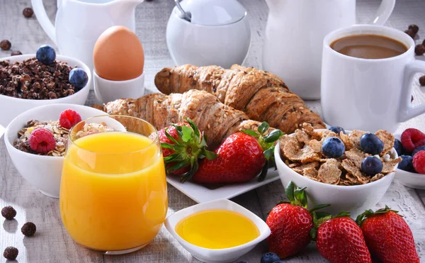 Desayuno Servido Con Café Zumo Naranja Croissants Huevo Cereales Frutas — Foto de Stock