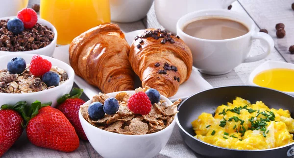 Desayuno Servido Con Café Zumo Naranja Croissants Huevo Cereales Frutas — Foto de Stock