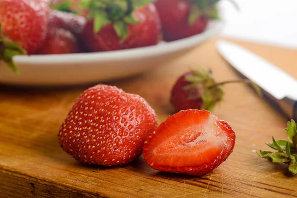 Fresas Frescas Tazón Sobre Una Mesa Madera — Foto de Stock