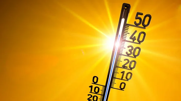 Горячие Летние Теплые Волны Фон Светящееся Солнце Оранжевом Небе Термометром — стоковое фото