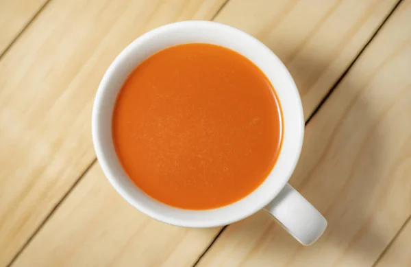 Leche Caliente Una Taza Blanca Sobre Fondo Madera —  Fotos de Stock