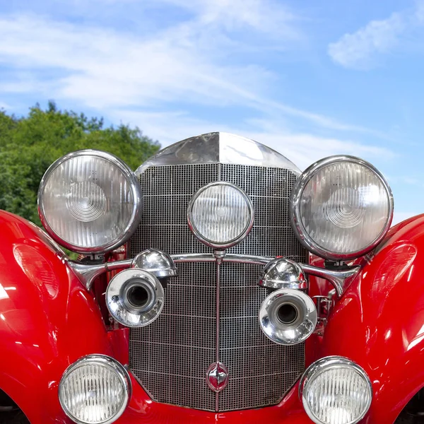 Вид Спереду Старий Старовинний Класичний Червоний Автомобіль Фоні Блюзового Неба — стокове фото