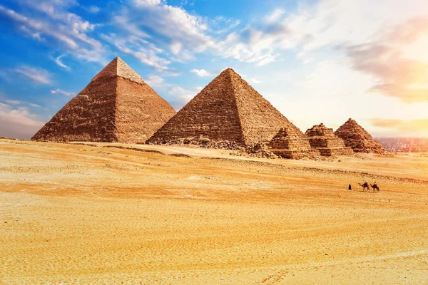 Πυραμίδες Στην Ηλιόλουστη Έρημο Της Γκίζας Αίγυπτος — Φωτογραφία Αρχείου