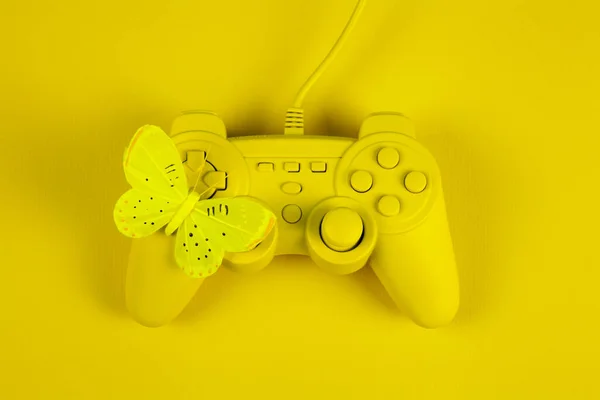Pengontrol Permainan Video Berwarna Kuning Dan Kupu Kupu Kuning Atasnya — Stok Foto