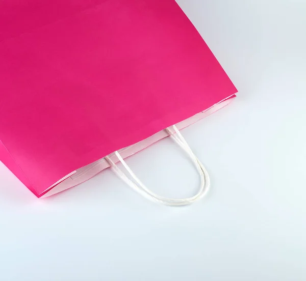 Rosa Einkaufstasche Aus Papier Mit Griff Auf Weißem Hintergrund Nahaufnahme — Stockfoto