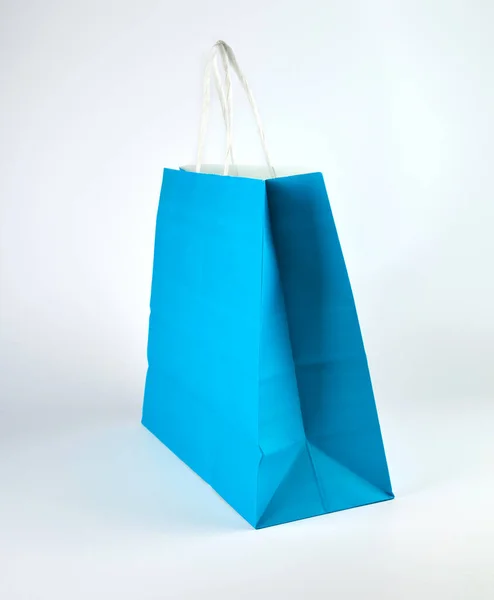 Bolsa Compras Papel Azul Con Mango Sobre Fondo Blanco Cerca — Foto de Stock