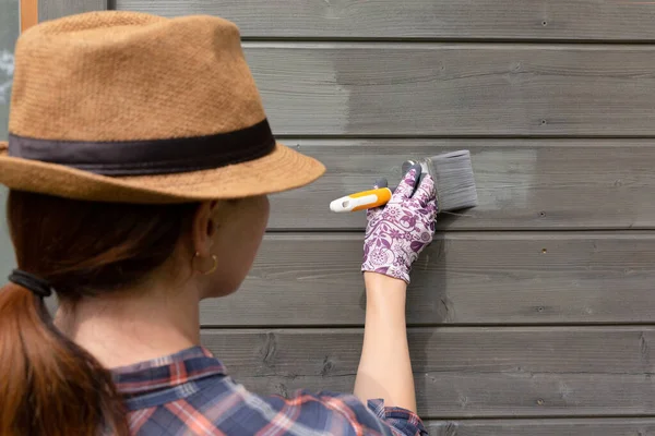 Mujer Trabajador Pintando Casa Madera Pared Exterior Con Pincel Madera —  Fotos de Stock