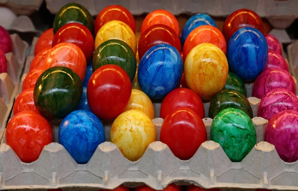 Cerca Muchos Coloridos Huevos Gallina Pascua Pintados Multicolores Vivos Cartón —  Fotos de Stock