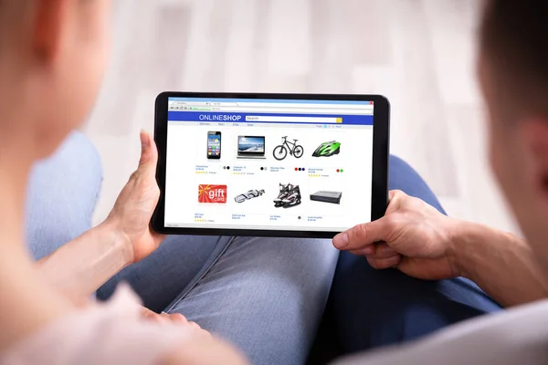 Close Van Een Paar Winkelen Online Tablet — Stockfoto