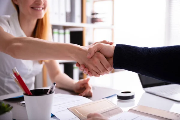 Glimlachende Zakenvrouw Schudden Hand Met Haar Collega Bureau Werkplek — Stockfoto