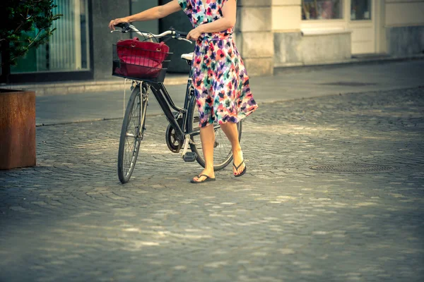 Uma Mulher Elegante Belo Vestido Colorido Está Andando Nas Ruas — Fotografia de Stock