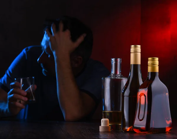 Üvegek Alkoholtartalmú Italokkal Egy Részeg Ember Alakja — Stock Fotó