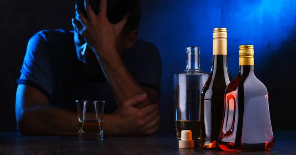 Üvegek Alkoholtartalmú Italokkal Egy Részeg Ember Alakja — Stock Fotó