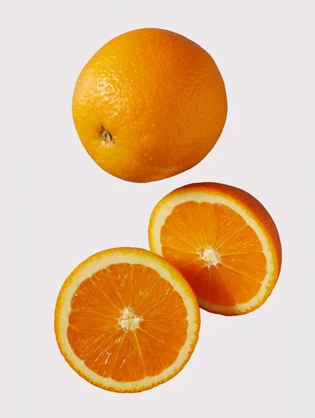 개념에서 비타민 부하게 함유된 신선하고 오렌지 전체와 반쯤들어간 식사용 오렌지는 — 스톡 사진