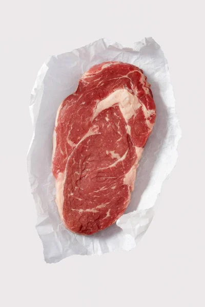 Silná Šťavnatá Porce Syrového Hovězího Steaku Ležícího Zmačkaném Kousku Bílého — Stock fotografie