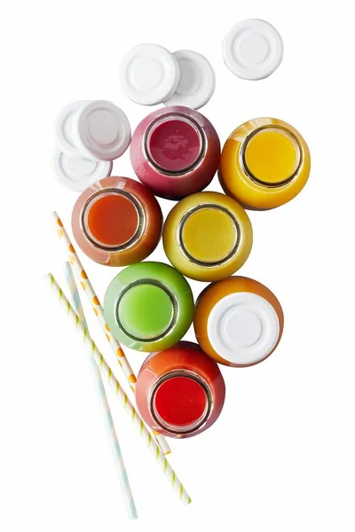 Вид Сверху Различные Разноцветные Бутылки Сока Рядом Белыми Колпачками Соломинками — стоковое фото
