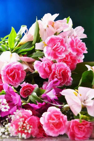 Komposition Mit Bouquet Von Frisch Geschnittenen Blumen — Stockfoto