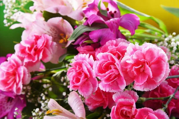 Komposition Mit Bouquet Von Frisch Geschnittenen Blumen — Stockfoto