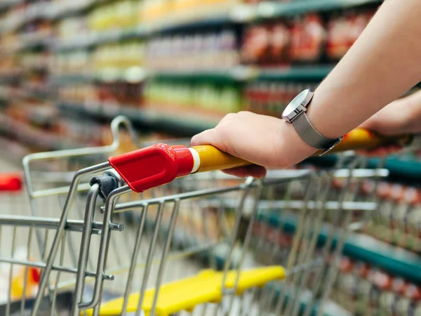 Einkaufswagen Supermarkt Frauenhände Halten Einkaufswagen Gang Des Supermarktes — Stockfoto